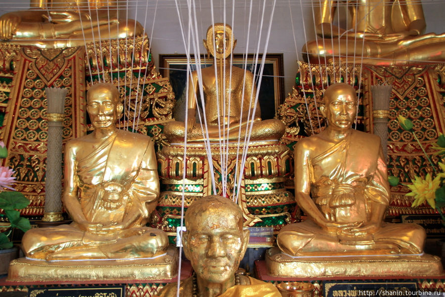 Золотые статуи на алтаре, Ват Касаттратхират Аюттхая, Таиланд