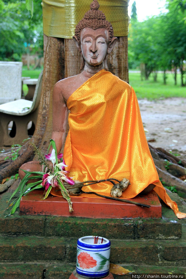 Будда в монашеской робе, Ват Мае Нанг Плуем в Аюттхае Аюттхая, Таиланд