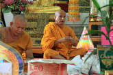 Монахи в Ват Мае Нанг Плуем в Аюттхае
