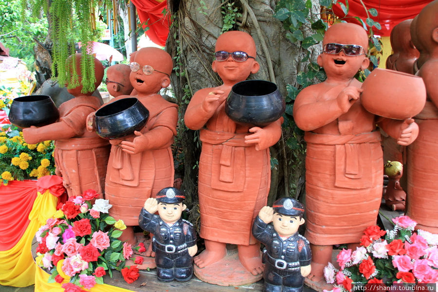 Глиняные монахи с чашами для подаяний Аюттхая, Таиланд