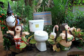 Художественная инсталяция с унитазом,  Ват Такаронг в Аюттхае