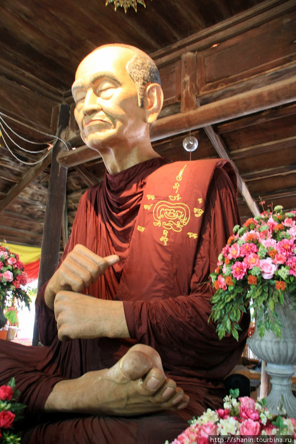 Просто гигантская статуя монаха,  Ват Такаронг в Аюттхае Аюттхая, Таиланд