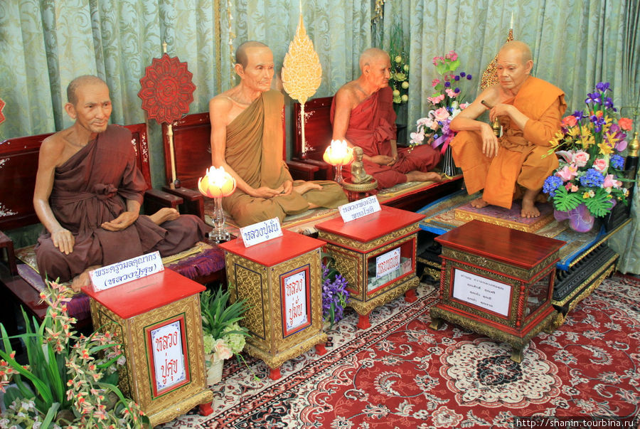 Монахи,  Ват Такаронг в Аюттхае Аюттхая, Таиланд