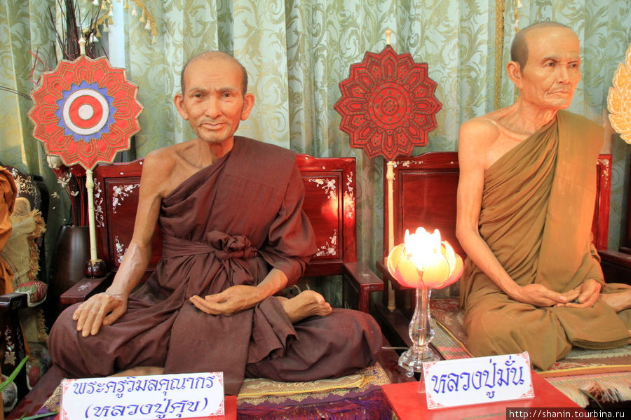 Монахи,  Ват Такаронг в Аюттхае Аюттхая, Таиланд