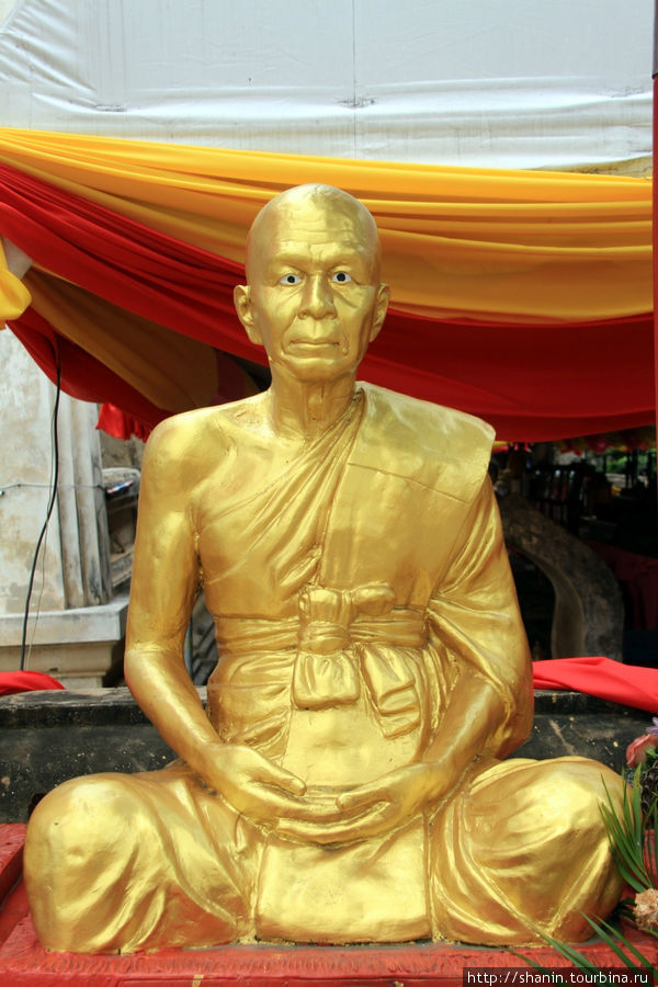 Монах,  Ват Такаронг в Аюттхае Аюттхая, Таиланд