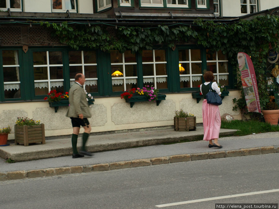 а вот и местные жители в национальных костюмах Альтаусзее, Австрия