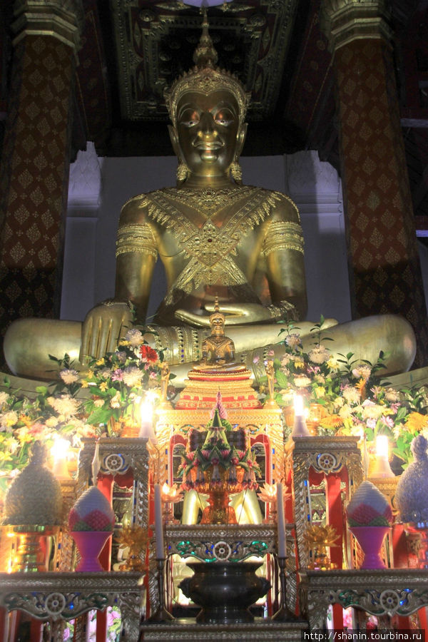 Будда на алтаре, Ват На Пхрамаин в Аюттхае Аюттхая, Таиланд