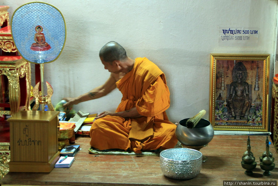 Монах, Ват На Пхрамаин в Аюттхае Аюттхая, Таиланд