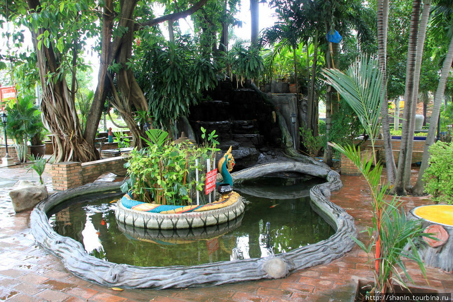 Во внутреннем дворике, Ват На Пхрамаин в Аюттхае Аюттхая, Таиланд
