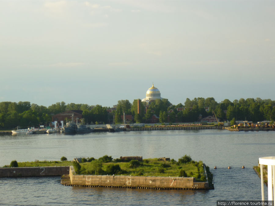 Кронштадт с борта парома. Кронштадт, Россия