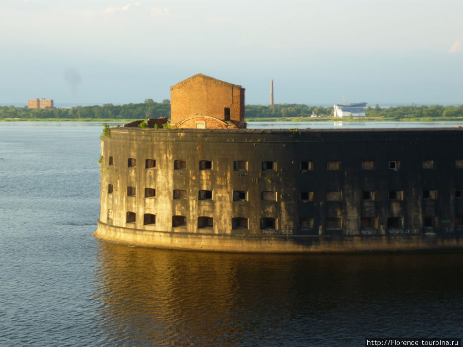 Кронштадт с борта парома. Кронштадт, Россия