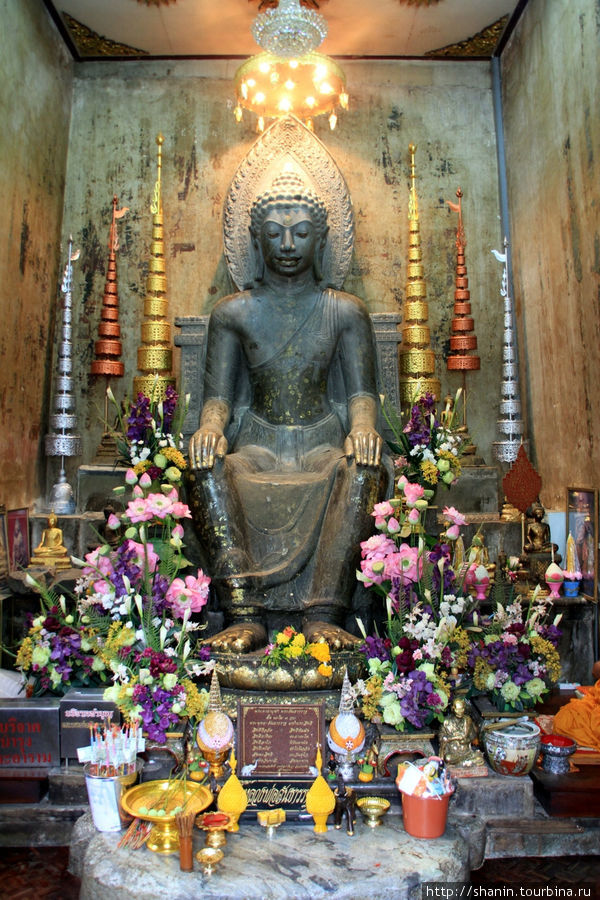 Будда на алтаре, Ват На Пхрамаин в Аюттхае Аюттхая, Таиланд