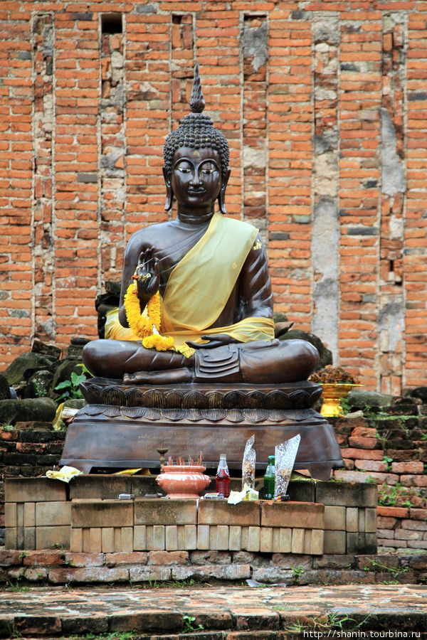 Будда в разрушенном храме,  Ват Тхаммикарат в Аюттхае Аюттхая, Таиланд
