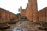 Разрушенный храм,  Ват Тхаммикарат в Аюттхае