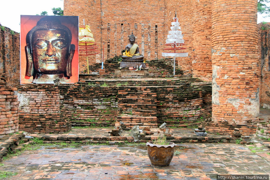 В разрушенном храме,  Ват Тхаммикарат в Аюттхае Аюттхая, Таиланд
