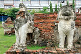 Каменные львы,  Ват Тхаммикарат в Аюттхае