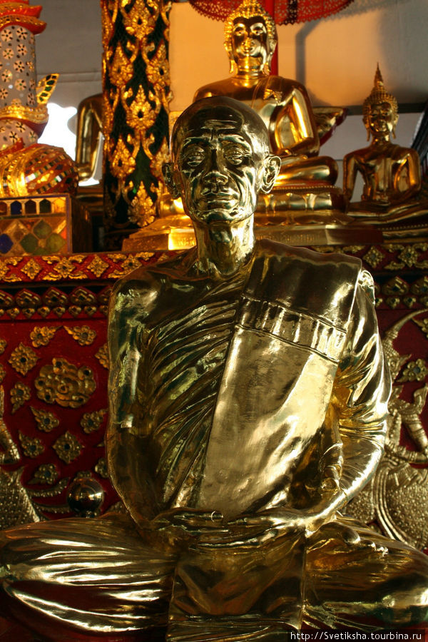 Ват Суан Док - место хранения священных реликвий Будды Чиангмай, Таиланд