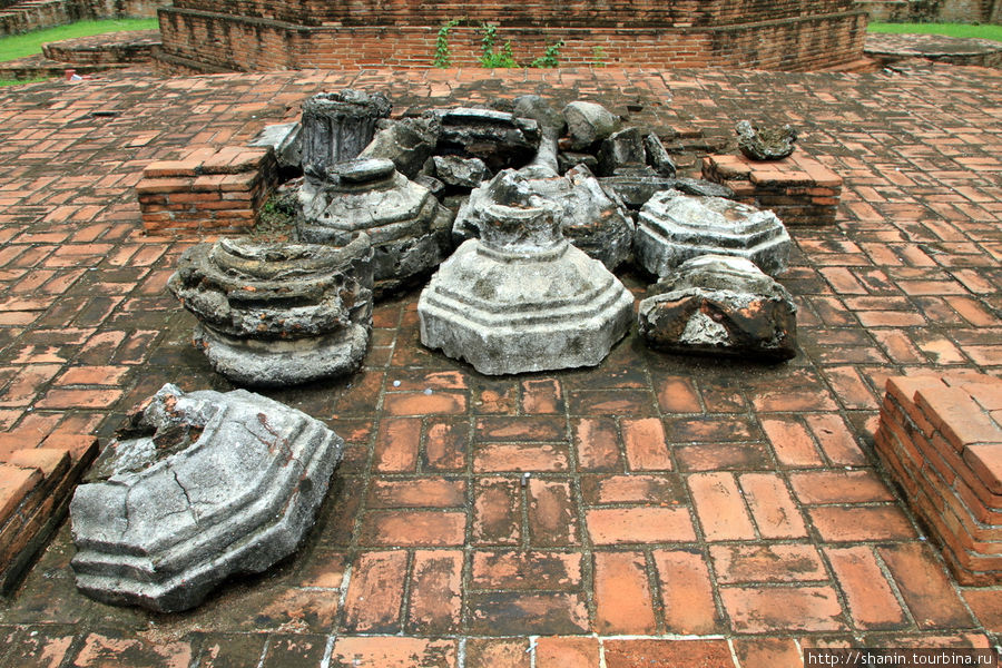 Обломки колонн, Ват Хасдавас в Аюттхае Аюттхая, Таиланд