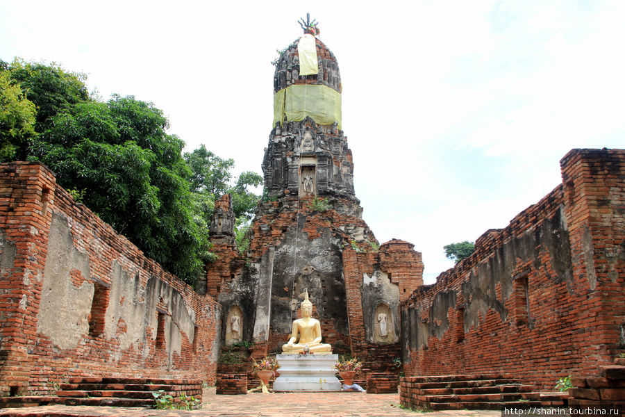 Руины храма, Ват Чоенг Тха в Аюттхае Аюттхая, Таиланд