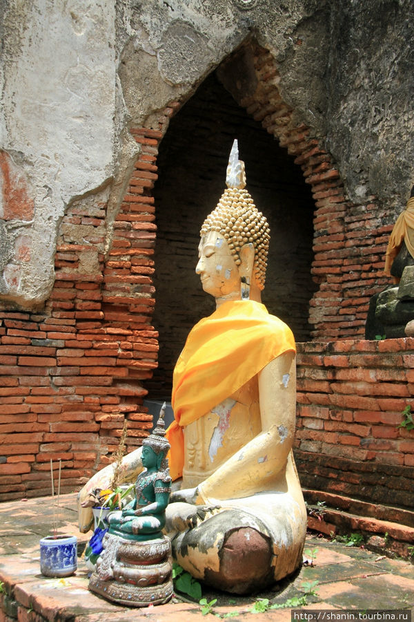 Сидящий Будда, Ват Чоенг Тха в Аюттхае Аюттхая, Таиланд
