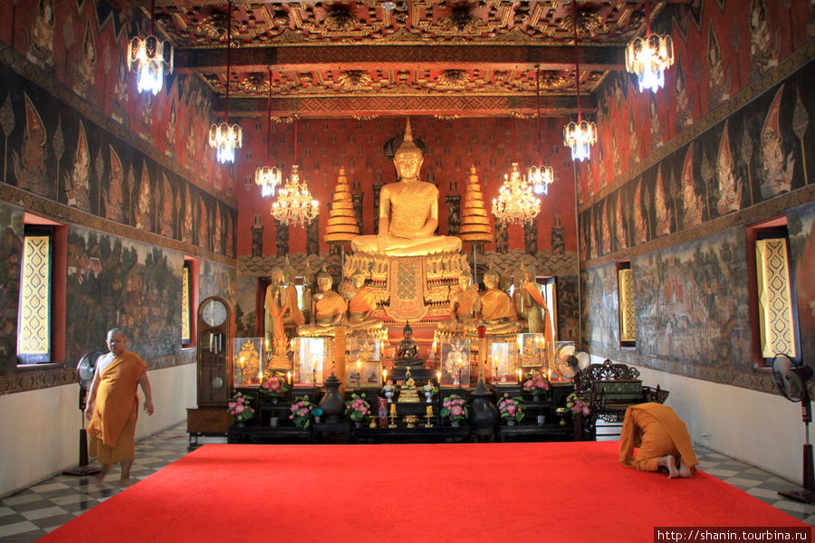 В храме, Ват Сувандарарам Раджаваравихарн Аюттхая, Таиланд