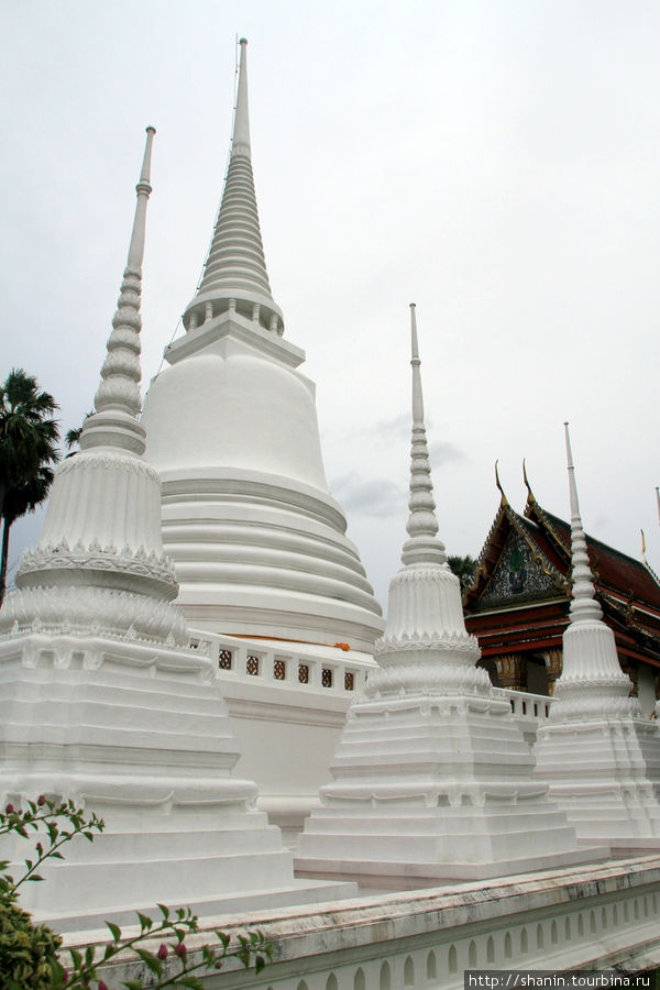 Белые ступы, Ват Сувандарарам Раджаваравихарн Аюттхая, Таиланд