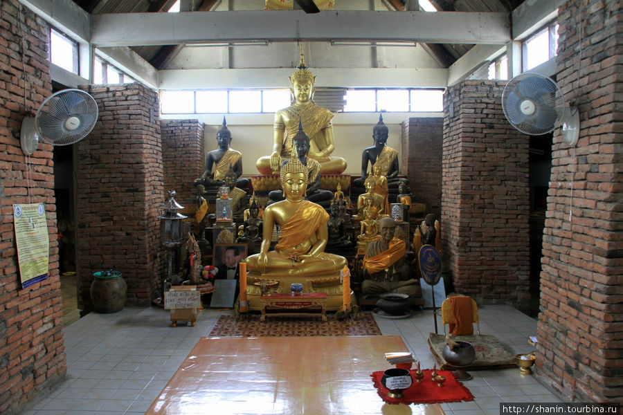 Будда в храме,  Ват Пхутхао Тхонг в Аюттхае Аюттхая, Таиланд