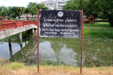 Мост у входа в  Ват Пхутхао Тхонг в Аюттхае