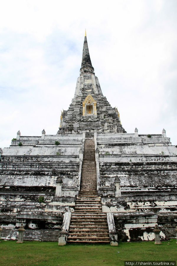 Белая ступа,  Ват Пхутхао Тхонг в Аюттхае Аюттхая, Таиланд