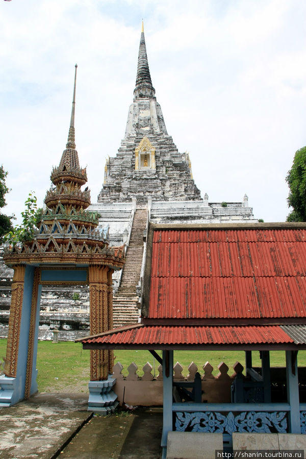 Ват Пхутхао Тхонг в Аюттхае Аюттхая, Таиланд