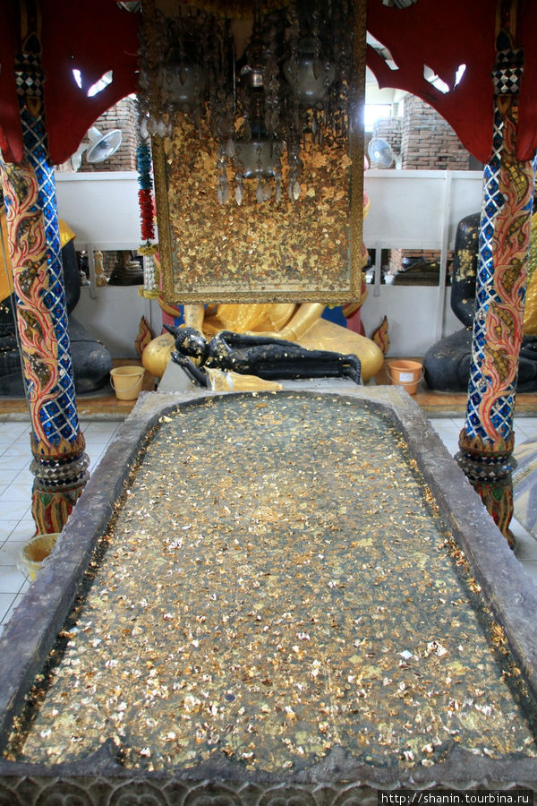 Отпечаток стопы Будды,  Ват Пхутхао Тхонг в Аюттхае Аюттхая, Таиланд
