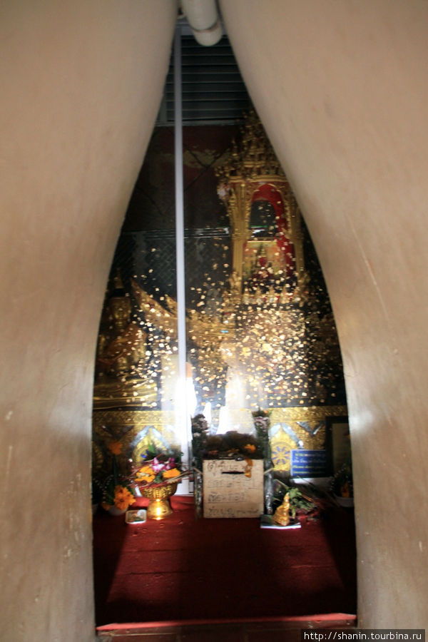 Внутри ступы,  Ват Пхутхао Тхонг в Аюттхае Аюттхая, Таиланд