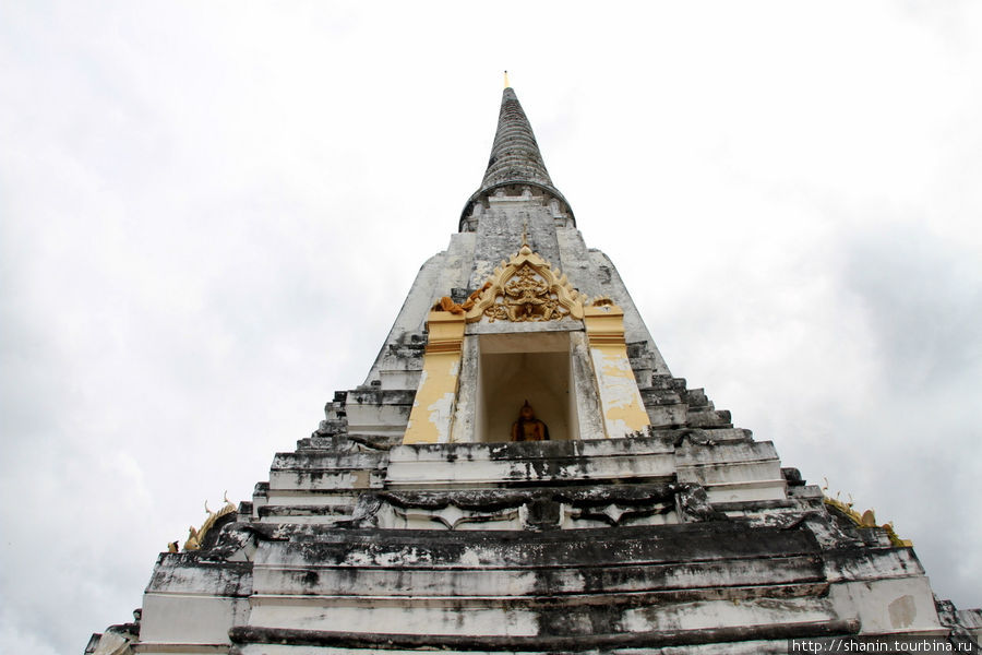 Ступа,  Ват Пхутхао Тхонг в Аюттхае Аюттхая, Таиланд