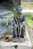 Маленькая статуя у ног большой, Парк Суан Сомдет Пхрасинакхарин