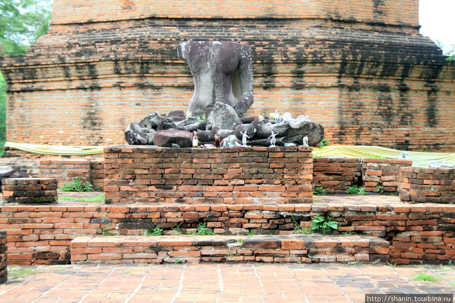 Будда у ступы, Парк Суан Сомдет Пхрасинакхарин Аюттхая, Таиланд