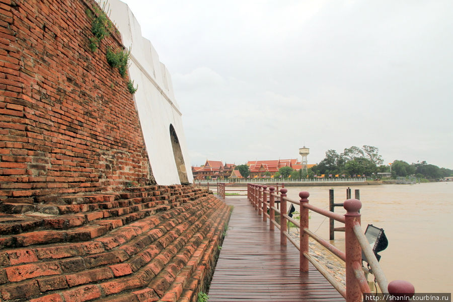 Форт Пом Пет в Аюттхае на берегу реки Пасак Аюттхая, Таиланд