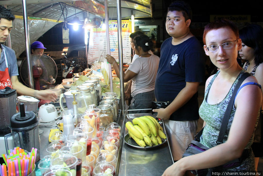 На ночном рынке в Канчанабури Канчанабури, Таиланд