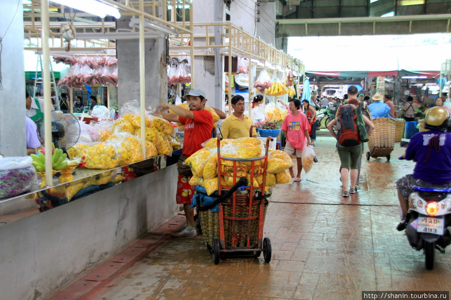Цветами торгуют на овощном рынке Бангкок, Таиланд