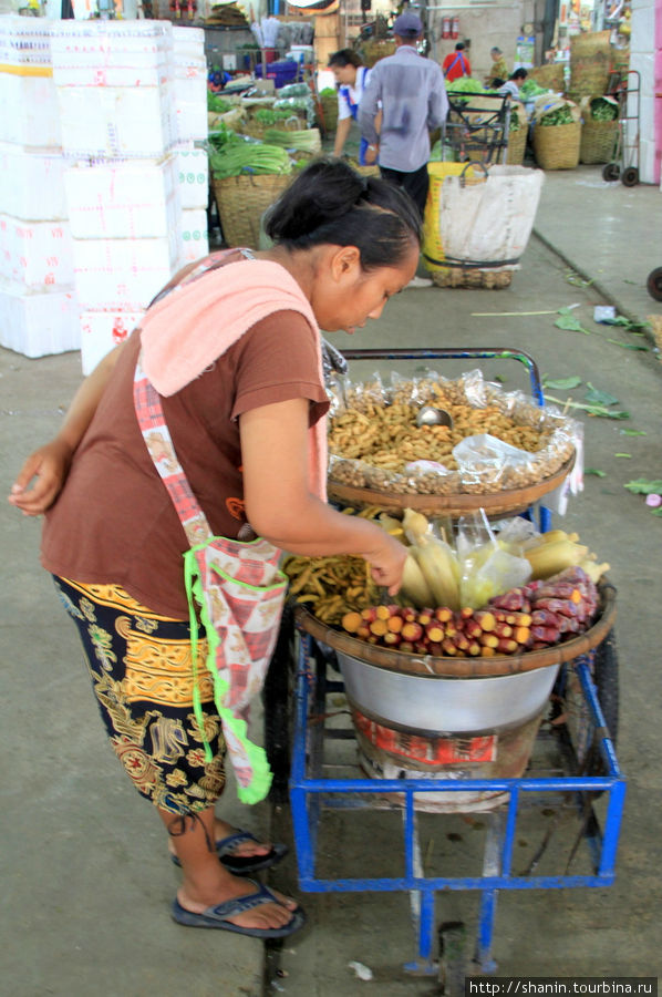 Уличная торговка фруктами Бангкок, Таиланд