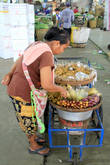 Уличная торговка фруктами
