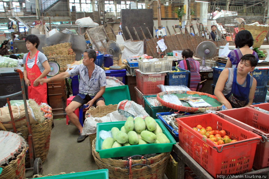 Фрукты в бангкоке. Рынок Меклонг в Бангкоке.. Китайский рынок в Бангкоке. Фрукты Китая рынки. Фруктовый рынок Камбоджа.