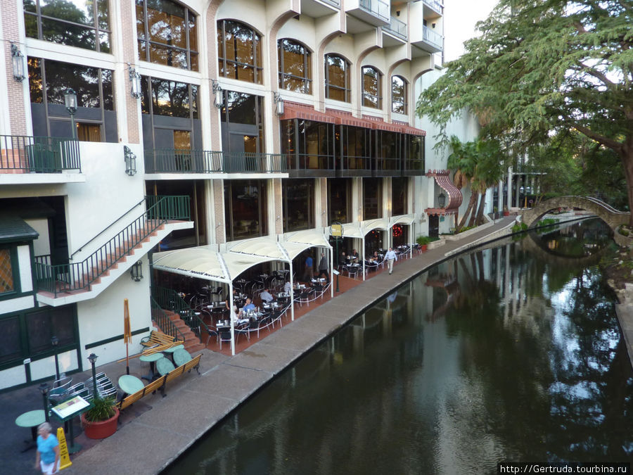 Выходы к реке  имеют почти все отели в Даунтауне Сан-Антонио, CША