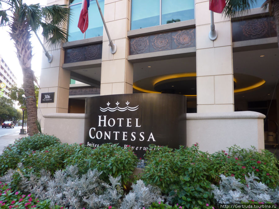 Вход в отель  Contessa со стороны улицы  West Market Street Сан-Антонио, CША