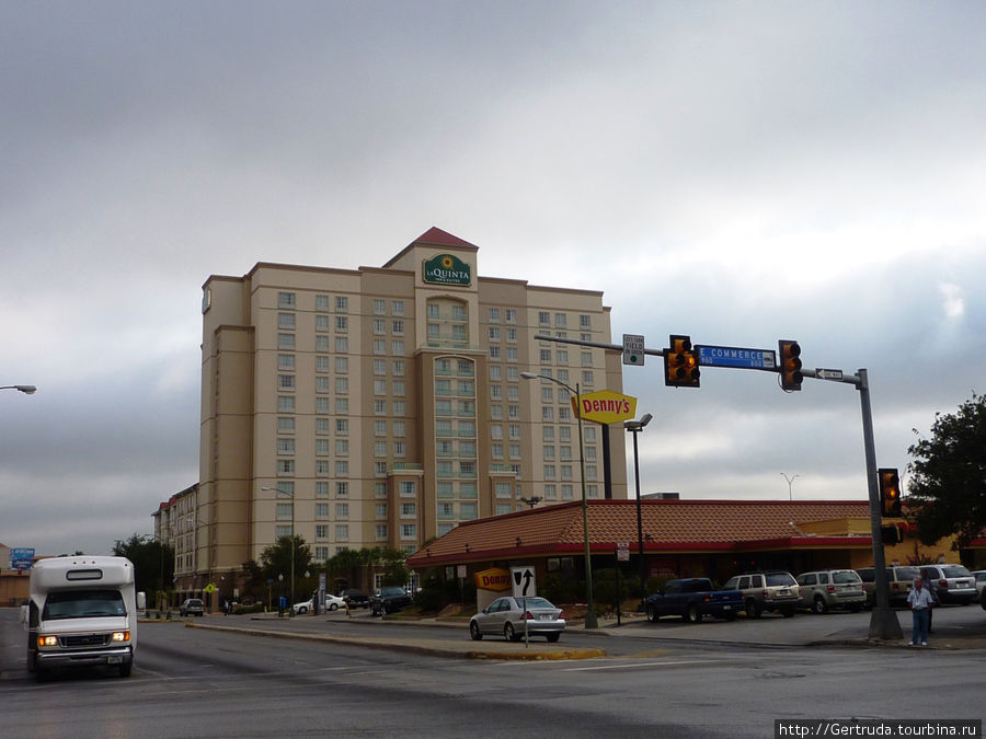 Отель  Ла Квинта La  Quinta — через  дорогу от Гранд Хайят,  менее дорогой. Сан-Антонио, CША
