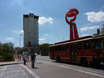 ГОродской экскурсионный автобус, за ним монумент Светоч дружбы