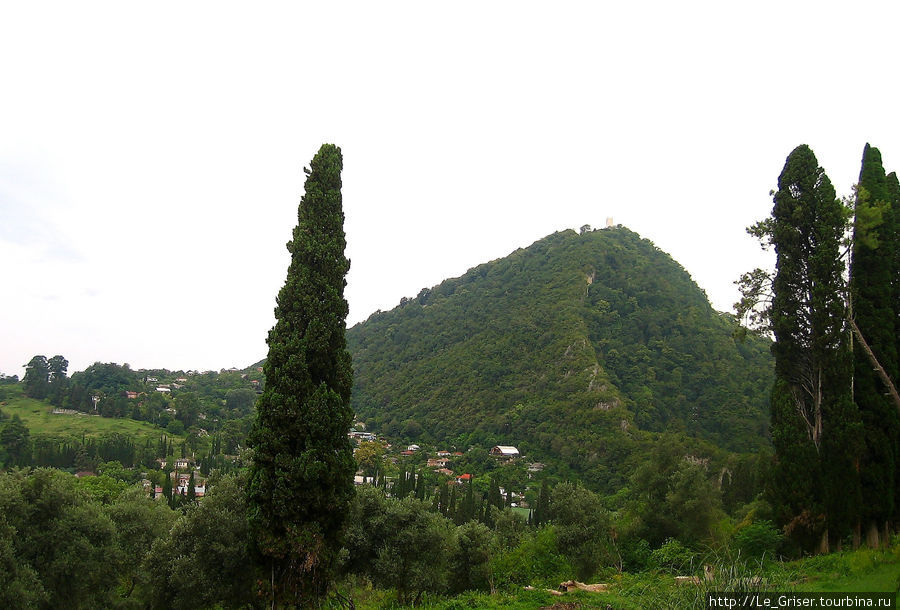 Иверская, она же Апсарская,она же — Анакопийская гора. На ее вершине можно разглядеть развалины Анакопийской крепости.