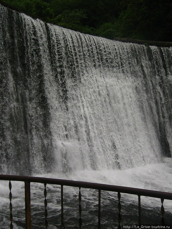 Высота этого рукотворного водопада 8,6 метра, а длина 21 метр. Новый Афон, Абхазия