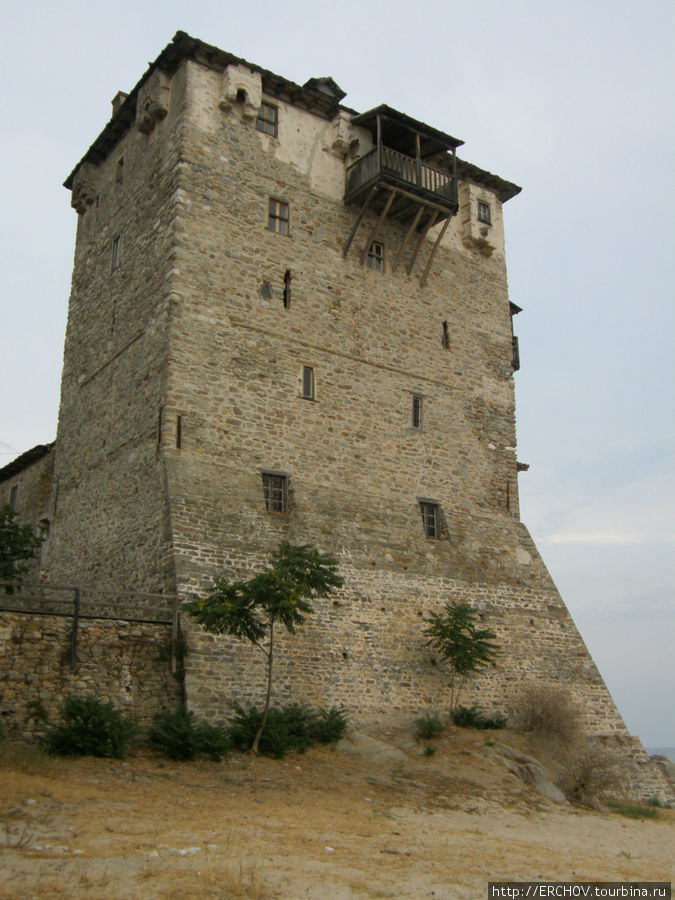 Старинная башня на набережной, это символ Уранополиса. Уранополис, Греция