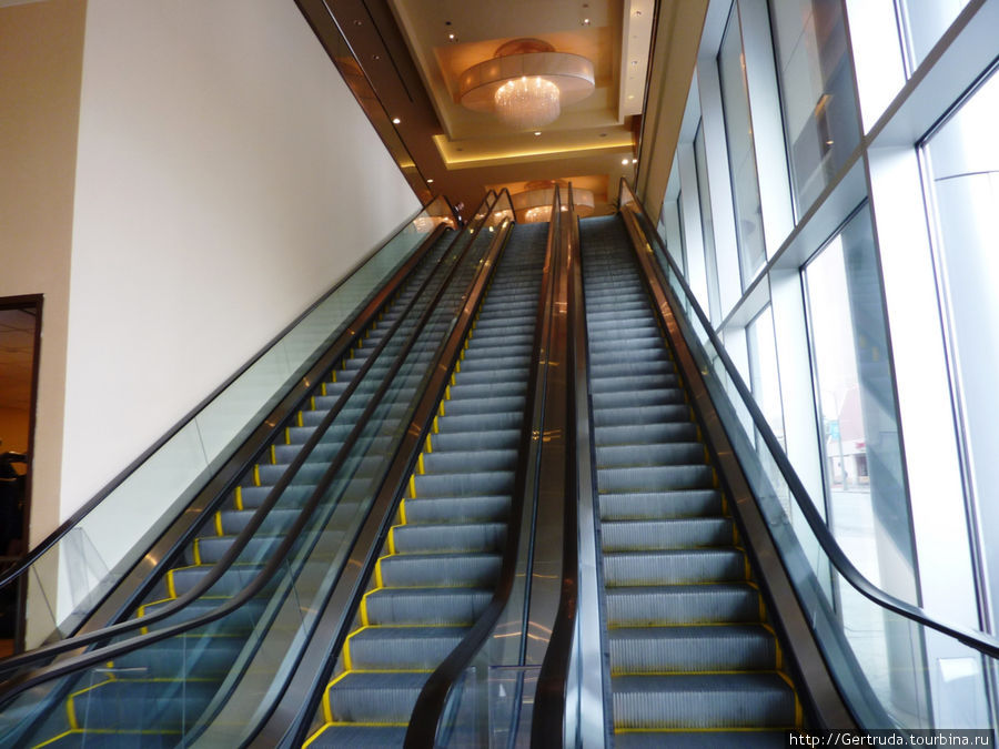 Эскалатор из отеля  Grand Hyatt  в Конференц Центр