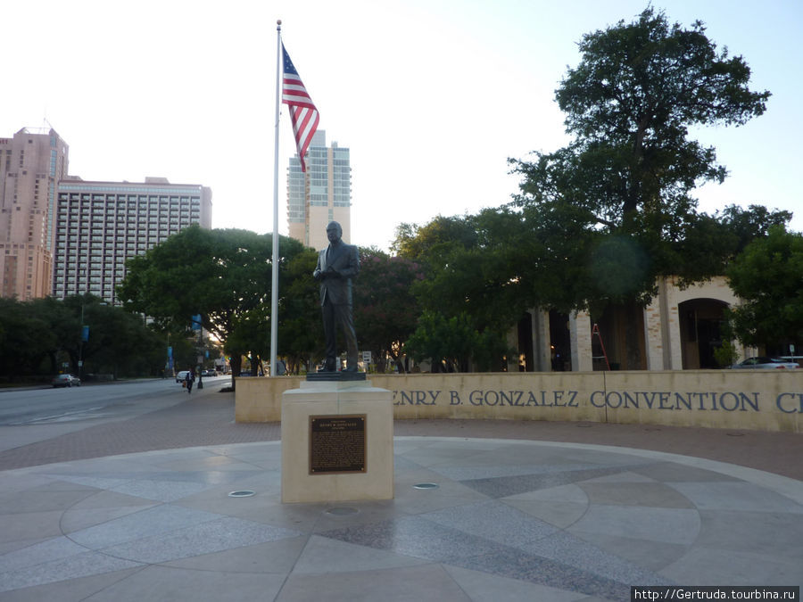 Площадь перед Henry B. Gonzalez Convention Center  и памятник конгрессмену Сан-Антонио, CША